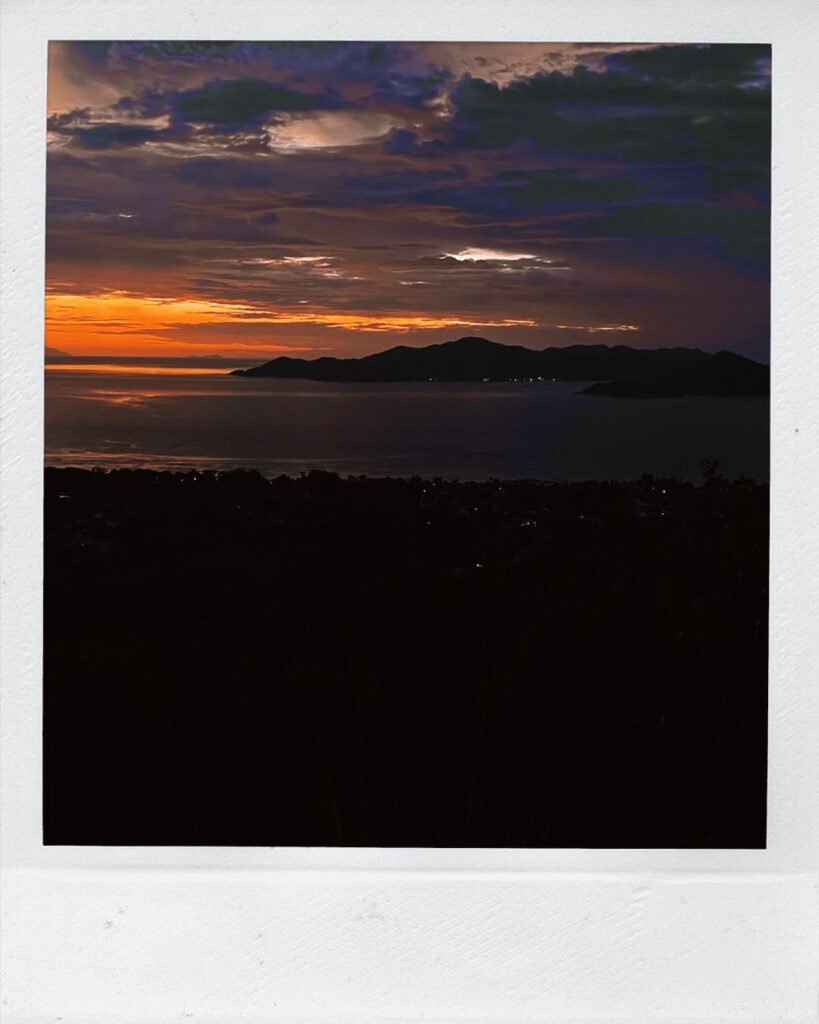 Sonnenuntergang auf La Digue mit Blick nach Praslin vom Bellevue Restaurant