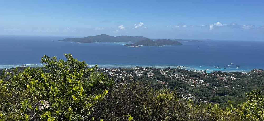 La Digue: Aussicht über die Inseln mit Blick auf Praslin