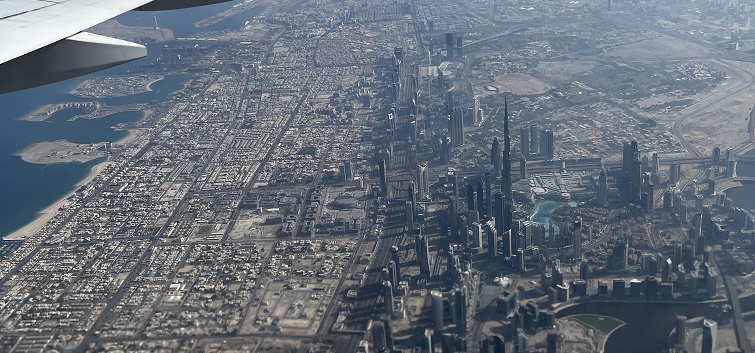 Dubai Blick auf Burj Khalifa aus dem Flugzeug Fenster