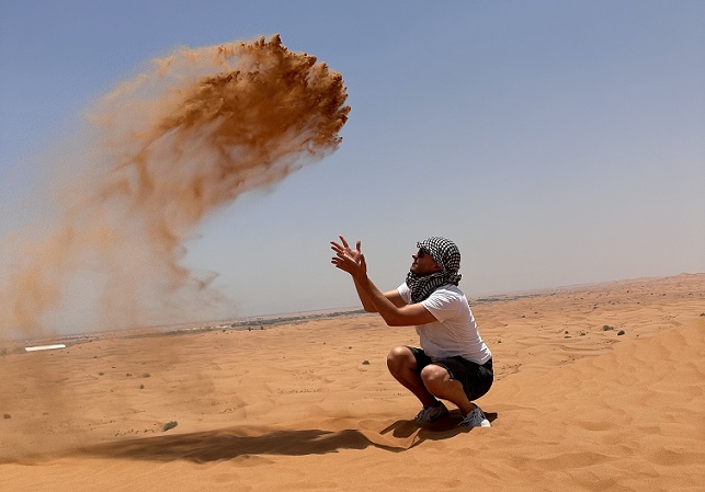 Spiel mit dem roten Sand in Dubai