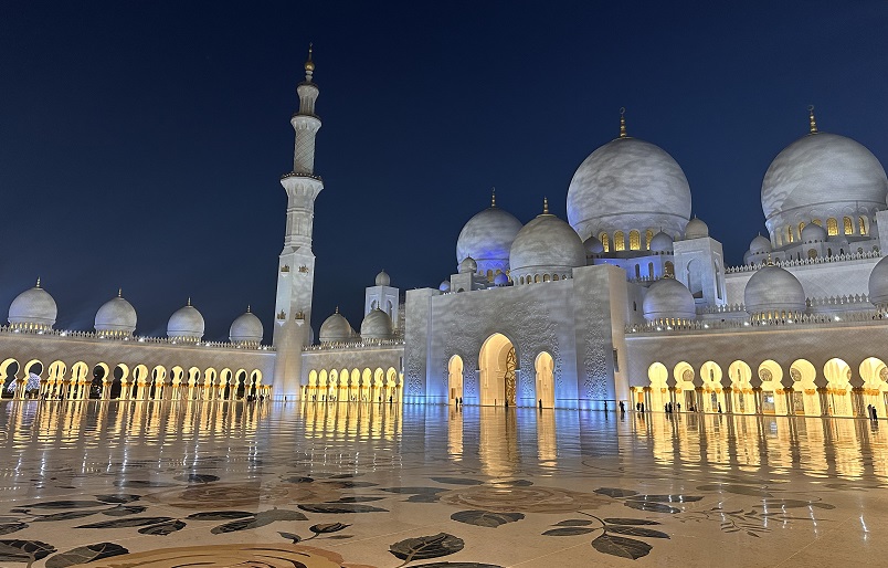 Scheich-Zayid-Moschee in Abu Dhabi im Dunkeln - wunderschön beleuchtet!