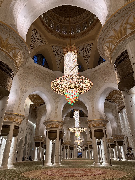 der große Gebetsraum der Scheich-Zayid-Moschee in Abu Dhabi