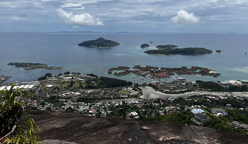 Ausblick über Eden Island mit Blick auf Praslin und La Digue 