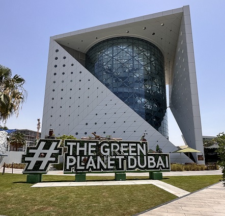 The Green Planet in Dubai von außen betrachtet