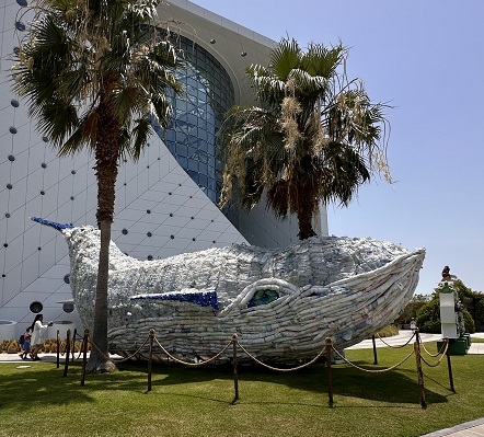 Ein Wal aus Plastikmüll gebaut vor The Green Planet in Dubai