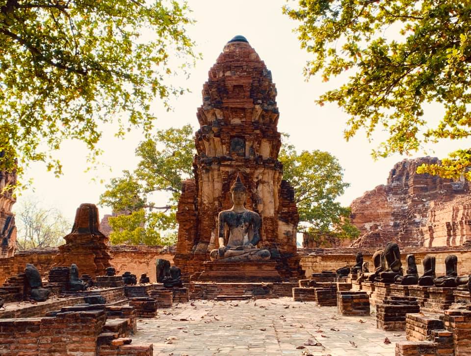 Tempelruine in Thailand: Wat Mahathat in Ayutthaya, Foto mit Buddha Statuen
