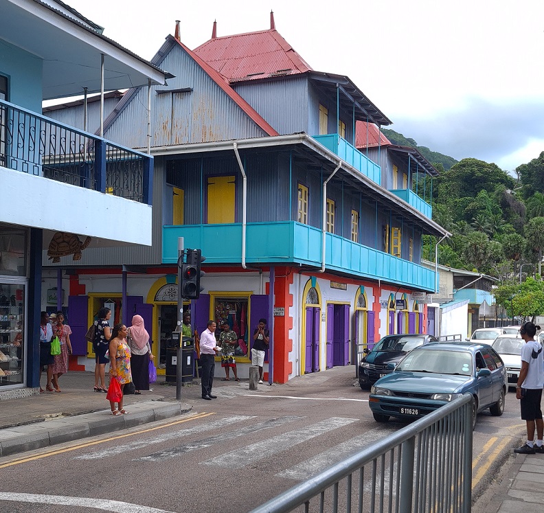 Die bunte Hauptstadt der Seychellen: Die Hauptstraße von Victoria