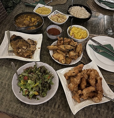 Köstliches Essen im Marie Antoinette Restaurant auf Mahé: Das Signature Board mit Chicken Cocos Curry, gebratenem Thunfisch, gegrilltem Fisch, Aubergine Fritters, Mangosalat und köstlichem Chutney