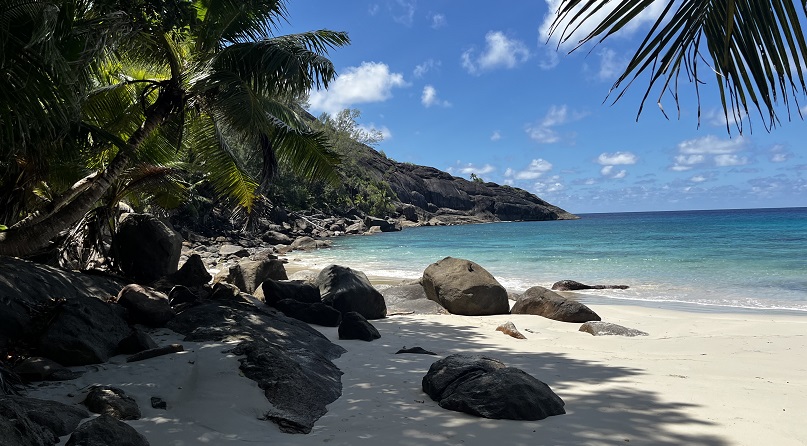 Die Anse Mondon auf der Insel Silhouette, Seychellen: weißer Sandstrand und türkises Meer