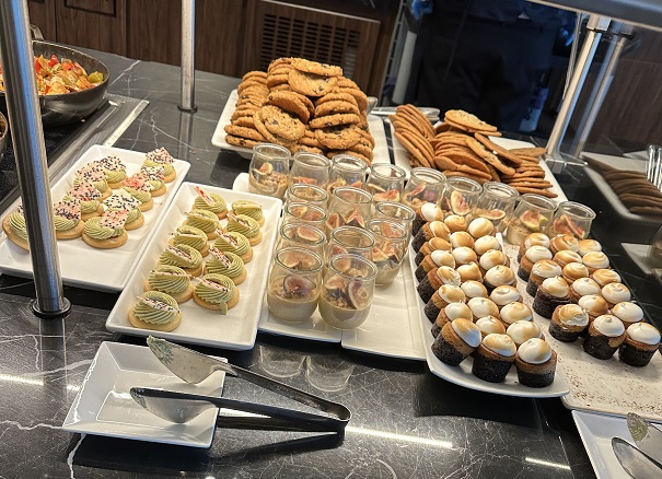 American Express Centurion Lounge am Harry Reid International Airport in Las Vegas: Törtchen und Cookies zum Dessert