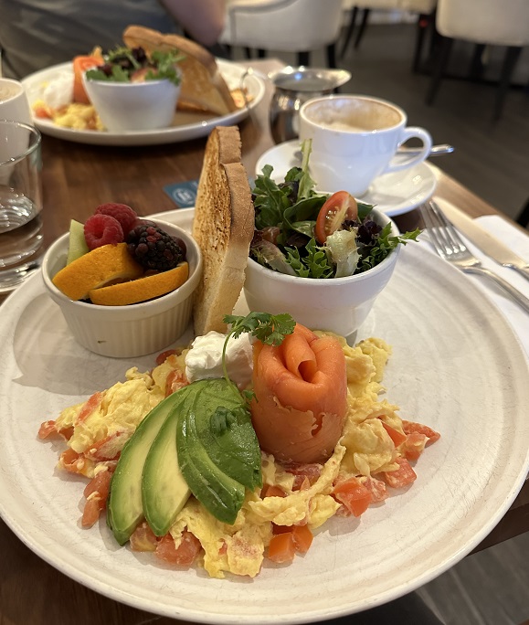 Frühstück bei Homeplate in San Francisco: New York Scramble, Rührei mit Tomate, Avocado, Räucherlachs und dazu Salat, Toast und Früchte