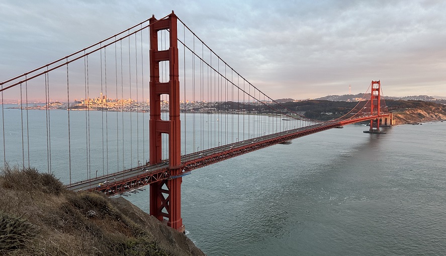 Golden Gate Bridge in San Francisco bei Sonnenuntergang, während die Stadt toll beleuchtet wird