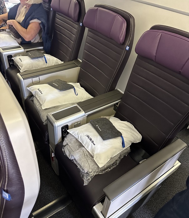 Die Sitze der United Airlines Premium Economy mit Decke, Kissen und Amenity Kit