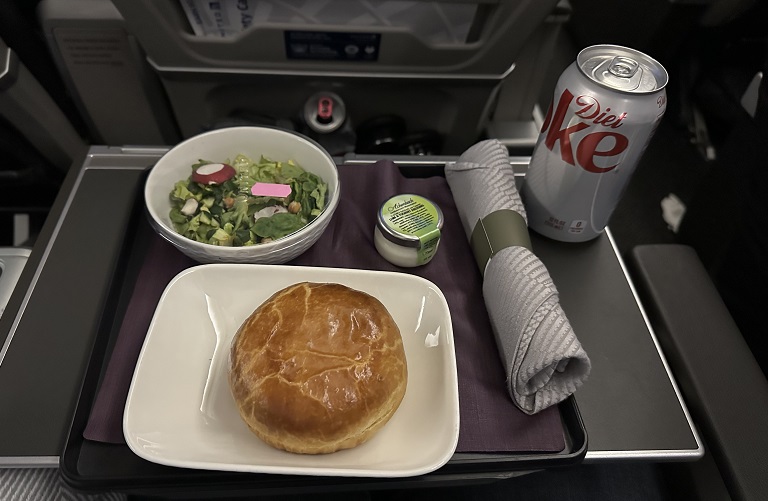 Snack auf dem United Airlines Premium Economy Flug von London Heathrow nach San Francisco: Salat und Burger