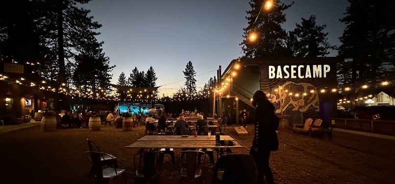 Basecamp Tahoe South, unsere Unterkunft am Lake Tahoe am Abend: Netter Biergarten, Live Musik und schöne Beleuchtung.