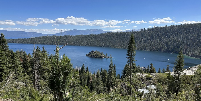 Wanderweg am Lake Tahoe runter zur Emerald Bay mit Blick auf die kleine Insel