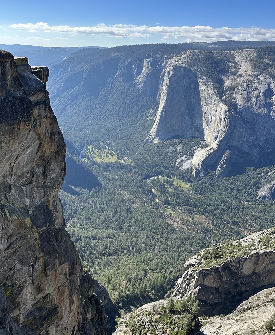 Blick vom Taft Point auf den Yosemite Nationalpark und die Schlucht - nichts für Menschen mit Höhenangst, hier geht es tief runter!