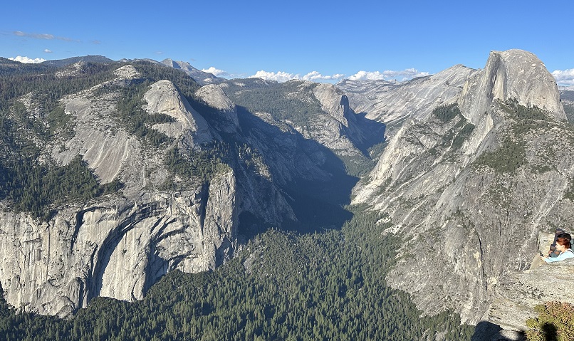 Der berühmte Glacier Point im Yosemite Nationalpark mit Blick auf den Half Dome
