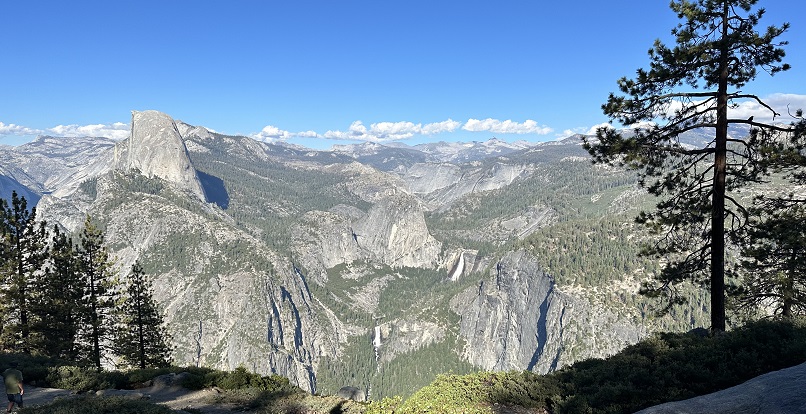 Blick vom Washburn Point im Yosemite Nationalpark auf den Half Dome und einige Wasserfälle