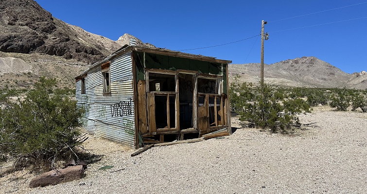 Geisterstadt Rhyolite in Nevada: eine beschädigte Wellblechhütte