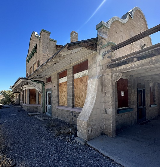 Der alte Bahnhof der Geisterstadt Rhyolite in Nevada