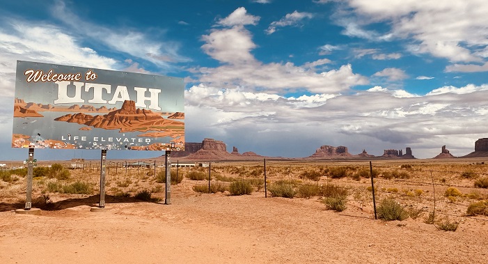 Landesgrenze zwischen Arizona und Utah mit Blick auf die Tafelberge des Monument Valley
