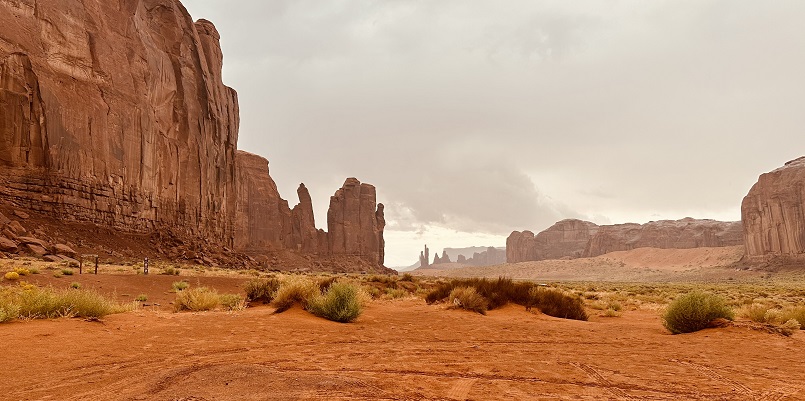 Die beeindruckenden Tafelberge des Monument Valley in düsterer Unwetter-Atmosphäre