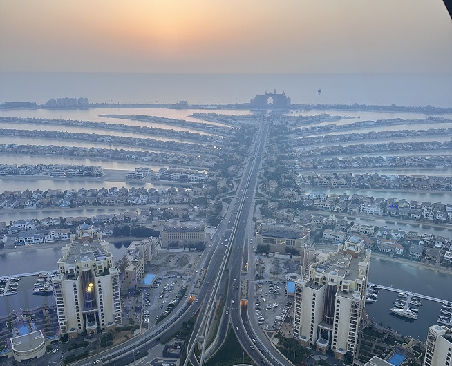 Dubai Sehenswürdigkeiten: Blick von The View at the Palm auf die berühmte Palm Jumeirah und das Atlantis Hotel