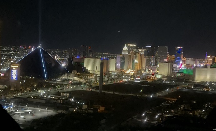 Helikopter-Flug in Las Vegas mit Blick auf den Strip und das berühmte Luxor Hotel