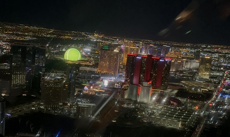 Helikopter-Flug in Las Vegas mit Blick auf The Sphere
