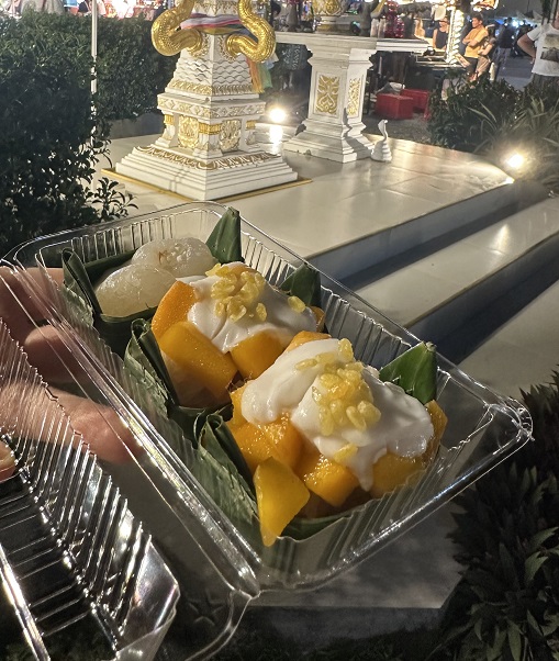 köstlicher Mango Sticky Rice vom Ao Nang Night Market in Thailand