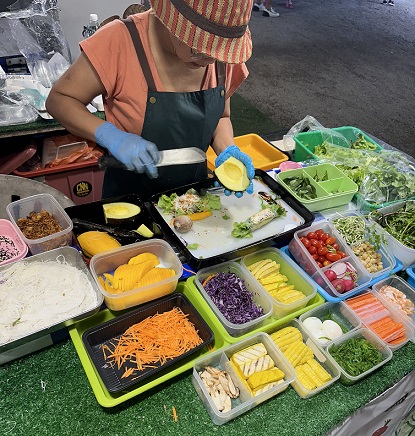 Frisch zubereitete Sommerrollen auf dem Ao Nang Nachtmarkt in Thailand