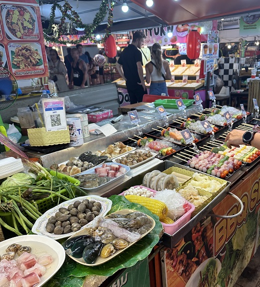 Große Auswahl an Thai Food auf dem Ao Nang Nachtmarkt: frisch zubereitete Fleisch- und Gemüßespieße warten hier auf dich