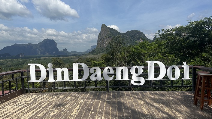 Wunderschöne Aussicht vom Din Daeng Doi Viewpoint über die Kalksteinfelsen in Krabi, Thailand