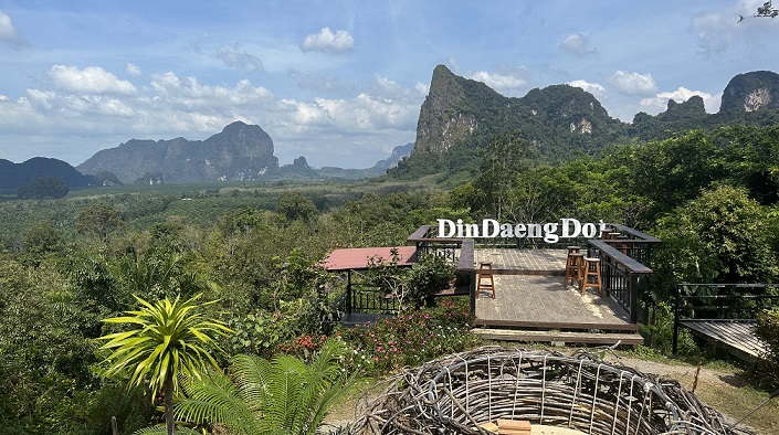 Wunderschöne Aussicht vom Din Daeng Doi Viewpoint über die Kalksteinfelsen in Krabi, Thailand