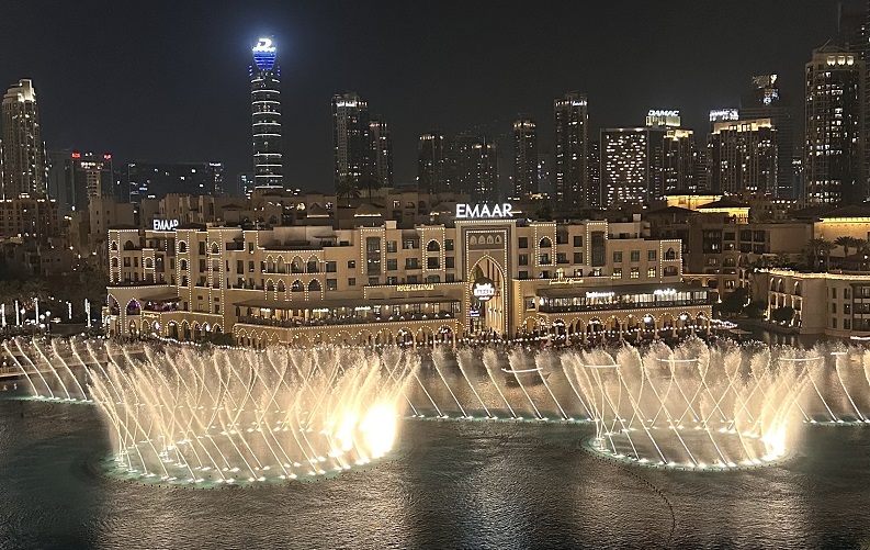 Blick auf die Dubai Fountains Springbrunnenshow vom Huqqa Restaurant aus
