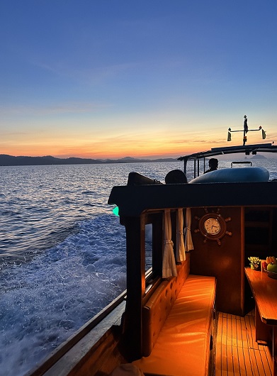 Auf einer privaten Bootstour fuhren wir früh morgens nach Hong Island, Krabi, Thailand, um die Insel ganz allein entdecken zu können und vor den großen Touristenmassen da zu sein. Der Sonnenaufgang dabei war einmalig!