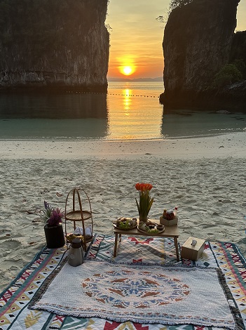 Thailand: Frühstück auf Hong Island / Koh Hong am Strand bei Sonnenaufgang