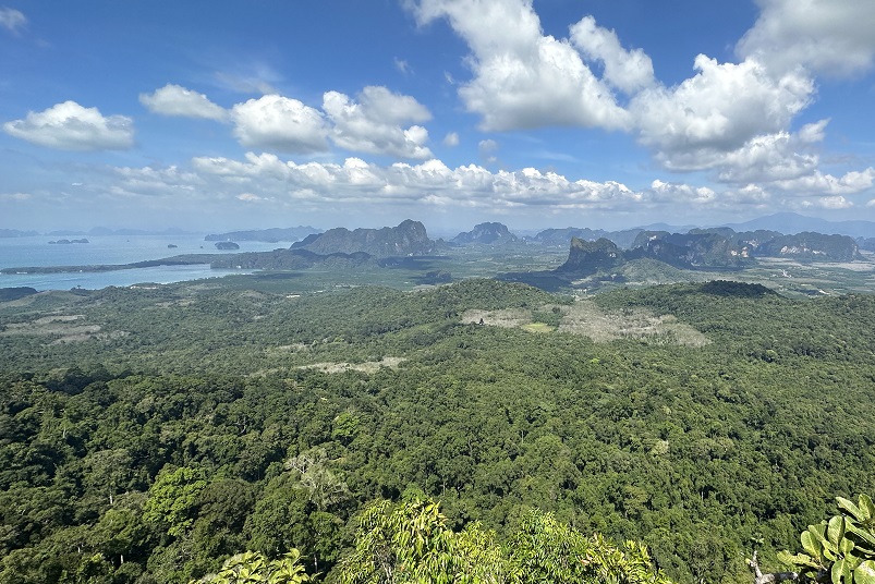 Khao Ngon Nak Viewpoint auf dem Dragon Crest Mountain mit Blick über das Meer, die Berge und den Dschungel