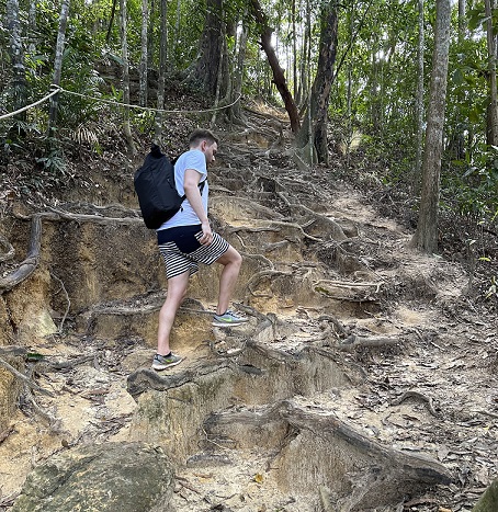 anstrengende Wanderung zum Khao Ngon Nak Viewpoint auf dem Dragon Crest Mountain über jede Menge Wurzeln