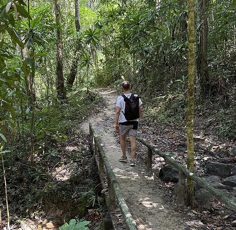 Khao Ngon Nak Viewpoint auf dem Dragon Crest Mountain: der Trail am Anfang