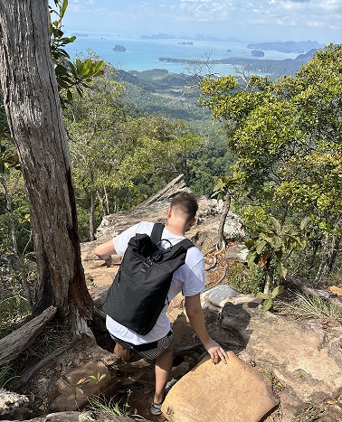 Klettern auf der Wanderung zum Khao Ngon Nak Viewpoint auf dem Dragon Crest Mountain