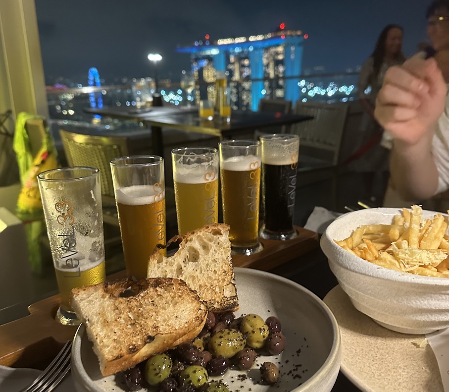 Beer Paddle Tasting Set mit Blick auf das Marina Bay Sands in Singapur: toller Ausblick vom LeVeL33