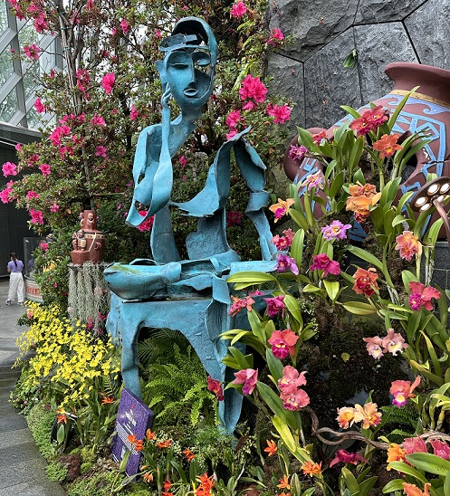 Hübsche Skulptur mit Blumen im Cloud Forest in Singapur