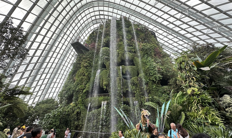 Der beeindruckende 35 Meter hohe Wasserfall im Cloud Forest Singapur