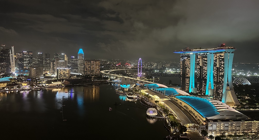Ausblick vom LeVeL33 über die Skyline von Singapur bei Nacht: Sicht auf die Marina, den Singapore Flyer und natürlich das Marina Bay Sands