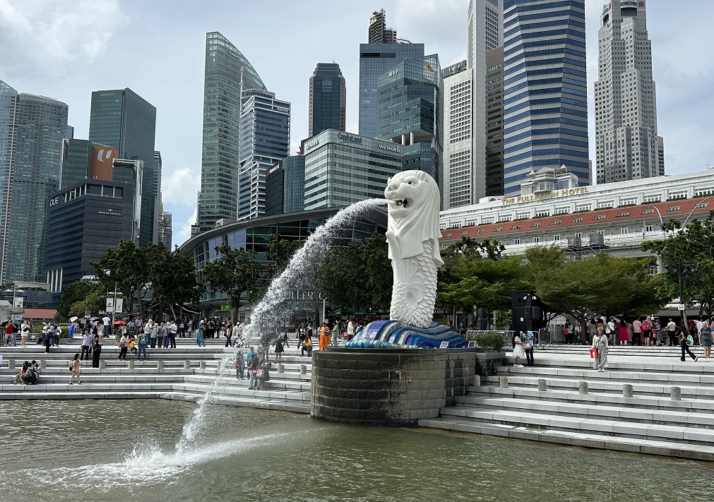 Der berühmte Merlion in Singapur vor dem Fullerton Hotel, eine der Sehenswürdigkeiten in Singapur