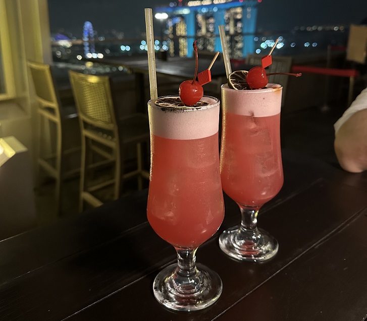 Ein leckerer Singapore Sling Cocktail im LeVeL33 in Singapur, der höchsten Mikrobrauerei der Welt