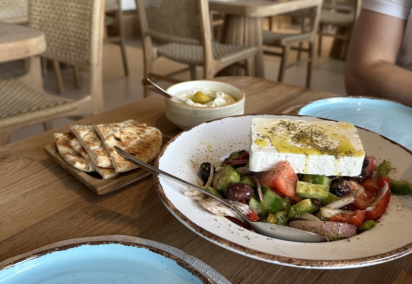 Griechischer Salat, Tzaziki und leckeres Brot bei Blu Kouzina auf Sentosa Island, ein nettes griechisches Restaurant mit Blick aufs Meer in Singapur