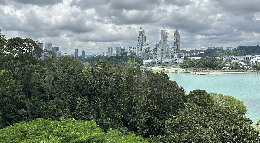 Blick auf die Stadt Singapur vom Fort Siloso Skywalk aus